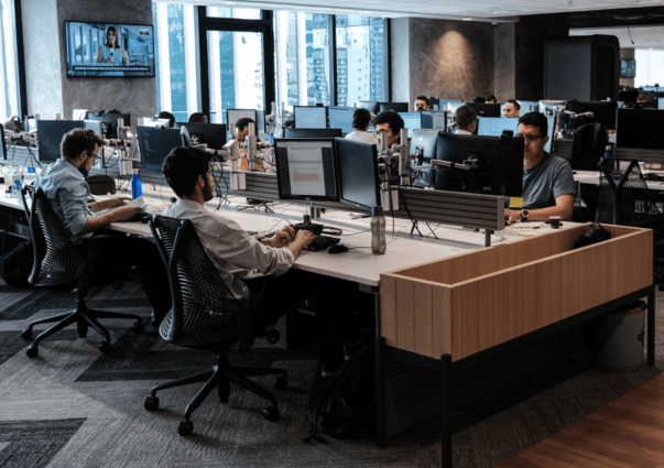 Pessoas trabalhando em seus computadores no BTG Pactual