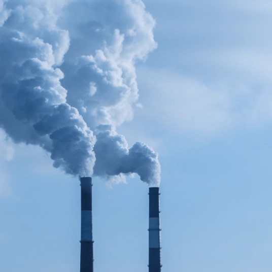 Chaminés industriais emitindo vapor, imagem ilustrativa da usina termelétrica Linhares.