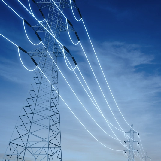Torres de transmissão de energia elétrica contra o céu azul, imagem ilustrativa do ativo Tropicália.